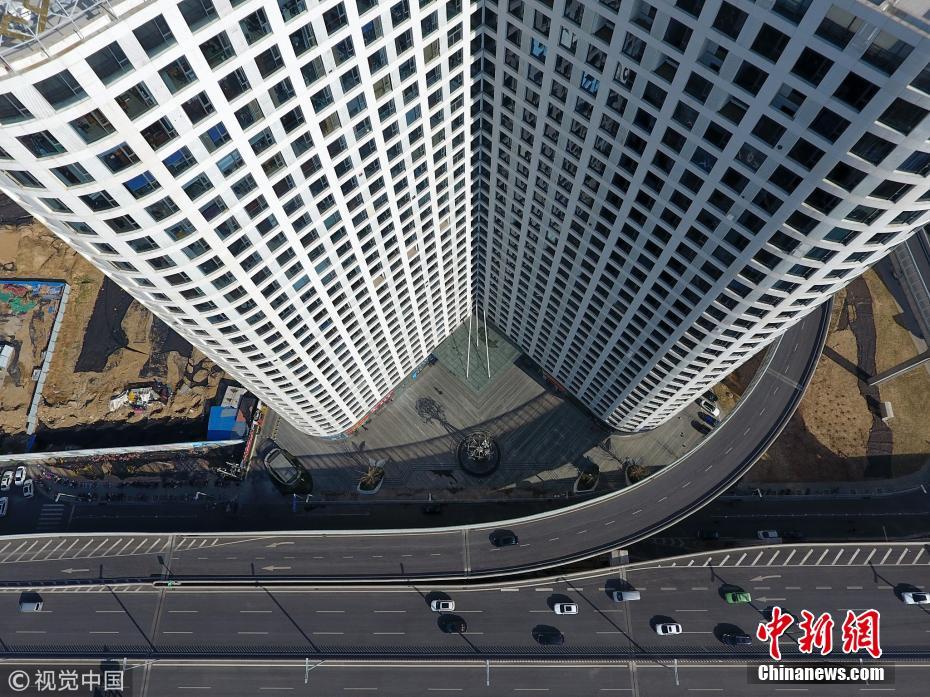 郑州一大楼安装3000多个窗户 几乎没有空余墙面