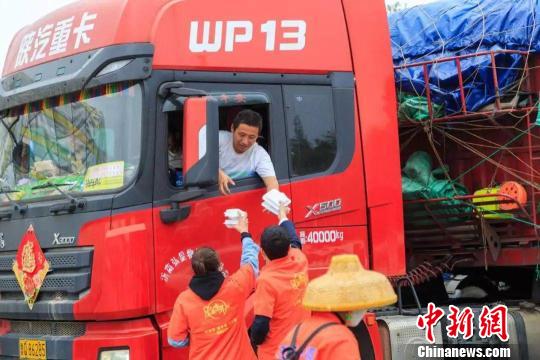 旅游爱心志愿者为货车司机提供免费午餐。官方供图