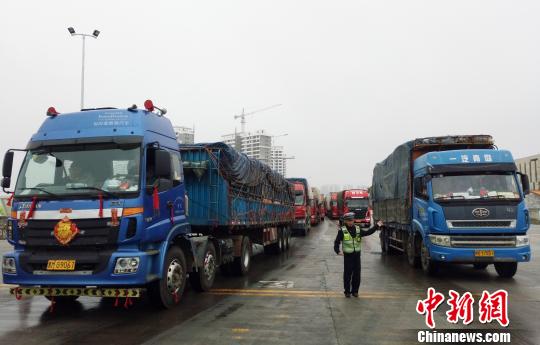 2月23日，海南海口，执勤人员在海口新海港指挥车辆进港。 尹海明 摄
