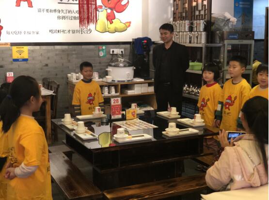 长沙小学生开学第一课走进虾忙旗舰店,体验