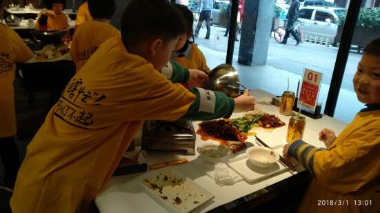 长沙小学生开学第一课走进虾忙旗舰店,体验