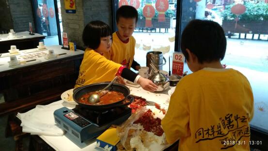 长沙小学生开学第一课走进虾忙旗舰店,体验