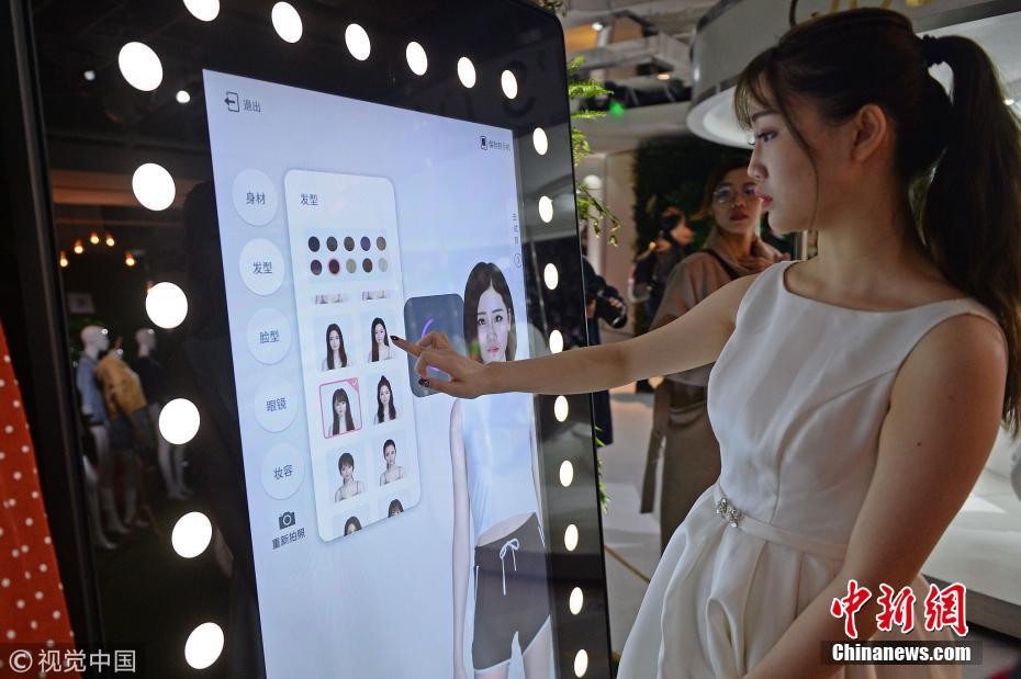 3D虚拟试衣镜亮相上海 堪称试衣“神器”受追捧