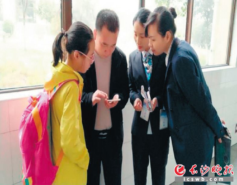 在宁乡市玉潭街道中心小学，学生家长在工作人员的指导下，使用“智慧教育缴费”平台缴费。 长沙晚报记者 张禹 通讯员 姜润辉 摄影报道