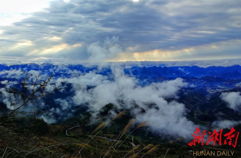 山县里耶风景区降下春雨,今天凌晨雨过天晴,经雨水洗浴后的龙山八面山