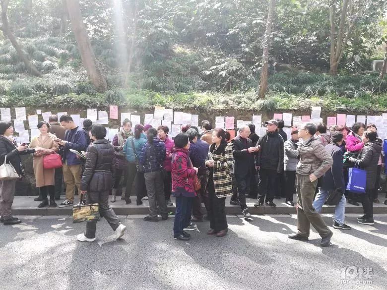 杭州家长挤爆相亲角:女儿博士学历却只敢说是硕士