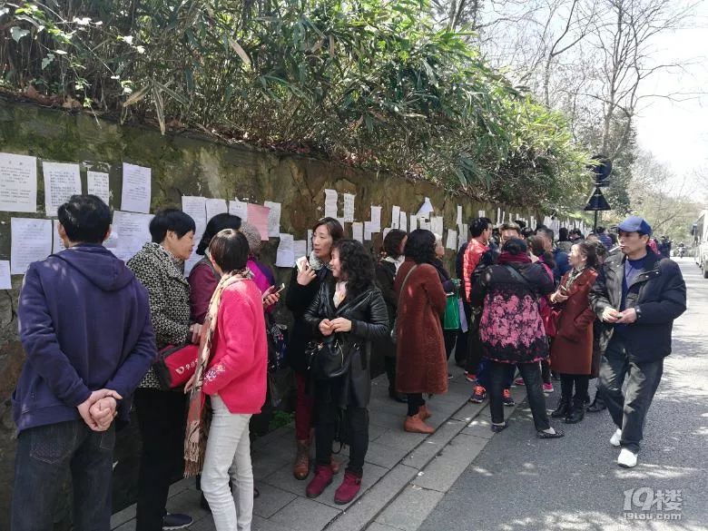 杭州家长挤爆相亲角:女儿博士学历却只敢说是硕士