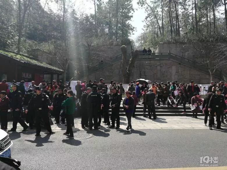杭州家长挤爆相亲角:女儿博士学历却只敢说是硕士