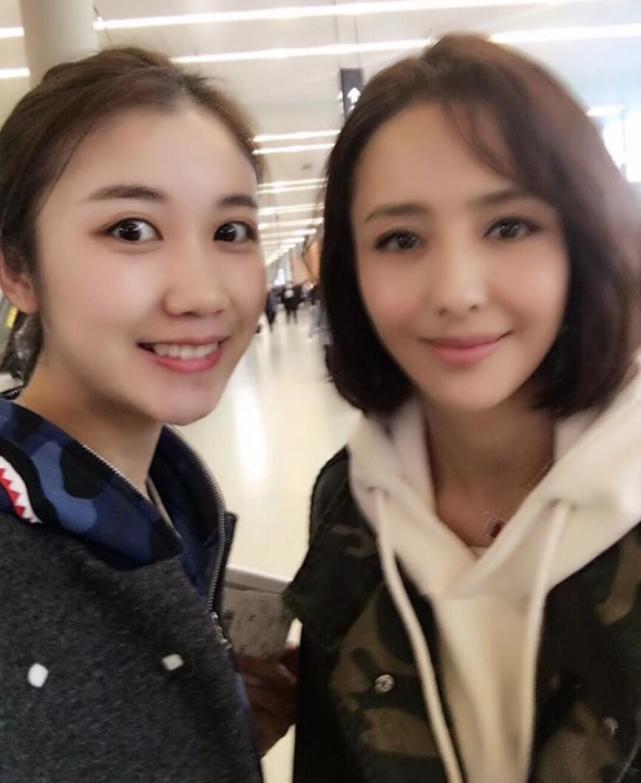 粉丝合影佟丽娅意外走红后晒照征婚,爆料丫丫拍照只用美颜相机