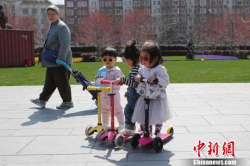 近日，上海气温回升，市民带着孩子在静安雕塑公园享受春意。 殷立勤 摄
