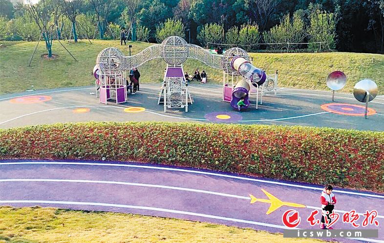 仙姑岭公园配备了不少儿童游乐设施，能让孩子们尽情玩耍。