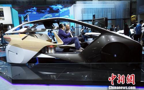 在上海举行的2017年亚洲消费电子展上，一款无人驾驶概念车吸引了众多参观者的目光。<a target='_blank' href='http://www.chinanews.com/'>中新社</a>记者 汤彦俊 摄