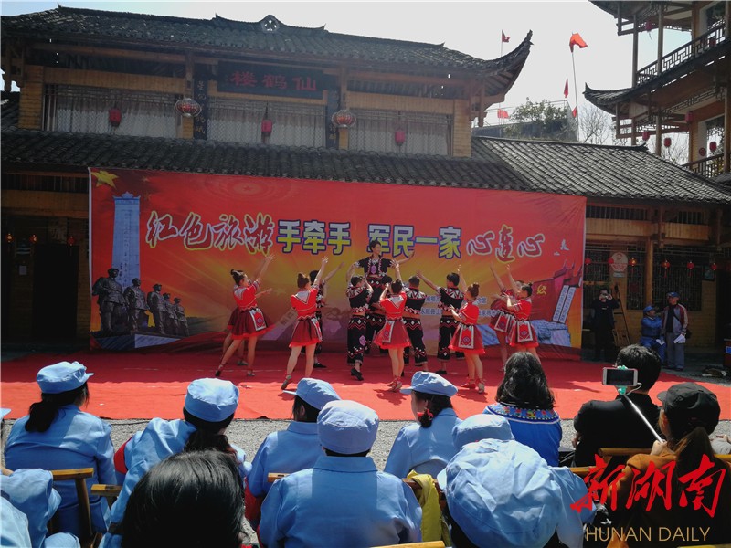 张家界市近300人的旅游团走进湘西土家族苗族自治州永顺县塔卧镇,队员