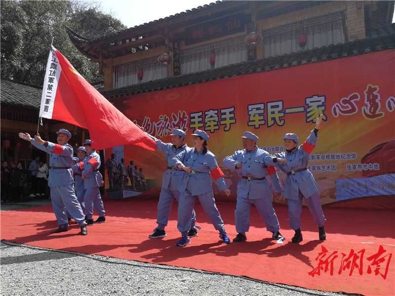 张家界市近300人的旅游团走进湘西土家族苗族自治州永顺县塔卧镇,队员