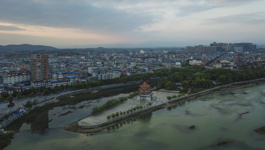 3月26日,从空中看道县西洲公园,犹如一艘"航空母舰"停泊在潇水河.