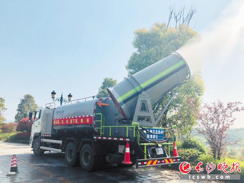 这台抑尘车的射程达120米，火力全开，覆盖面积相当于6个足球场。长沙晚报记者 李卓 摄