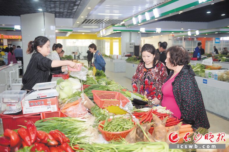 前日，溁湾生鲜市场试营业，引来众多市民采购。 长沙晚报记者 余劭劼 摄