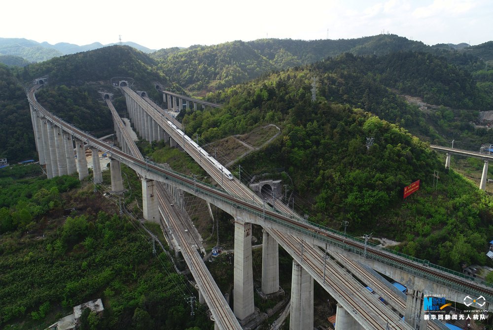 在贵阳市乌当区新添寨,高铁沪昆线,贵广客运专线,贵开城际客运专线的