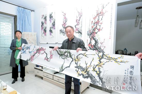 湘潭老教师创作20米长卷《梅园春色图》