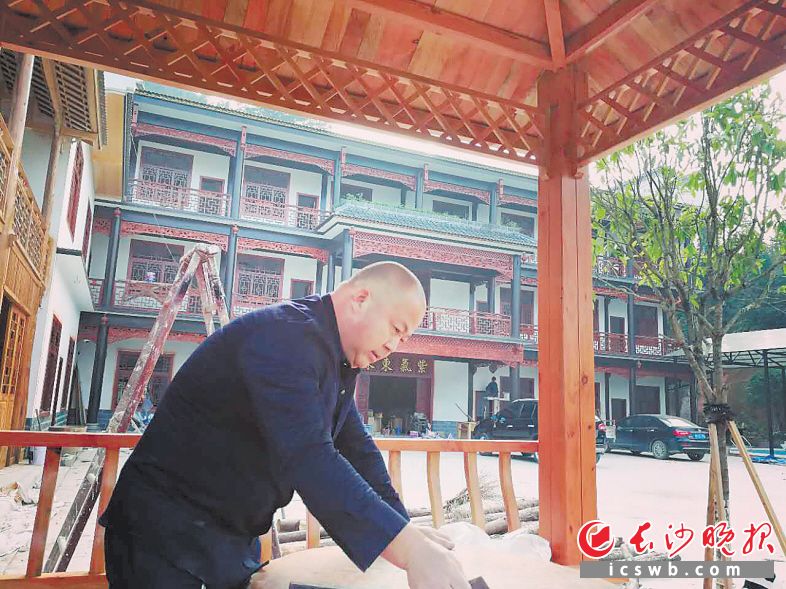 姚兵华手工打造“大观园”时的工作图。 受访者供图