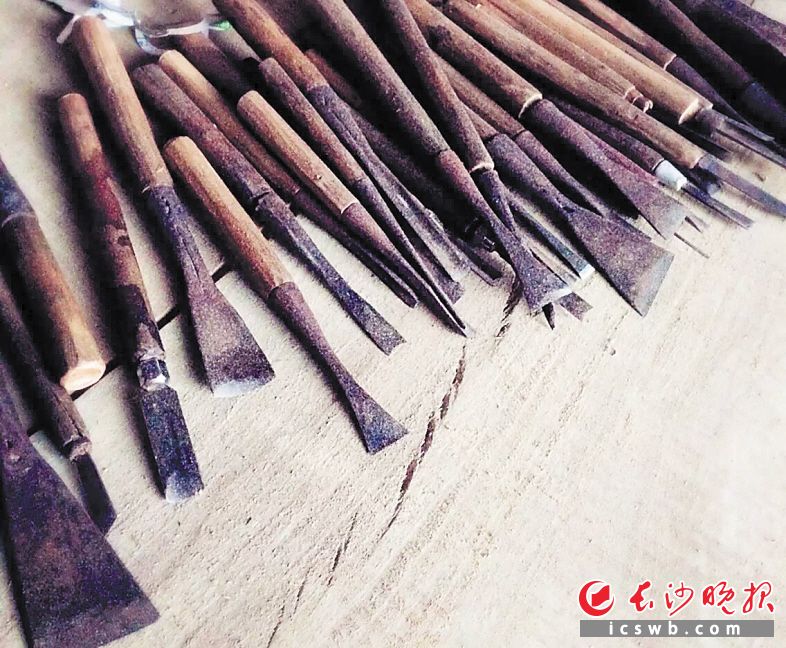 姚兵华雕刻花样用过的凿子。长沙晚报记者 张禹 摄