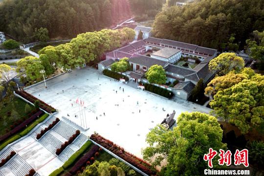 游客来到这里,追寻先辈工作、战斗的足迹,感受厚重的革命历史,从而坚定理想信念。 王东明 摄