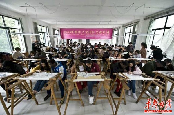 35名外国留学生来湖南工艺美院学湘绣