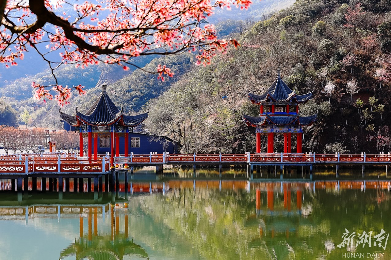 江南忆,最忆是杭州.山寺月中寻桂子,郡亭枕上看潮头.何日更重游!