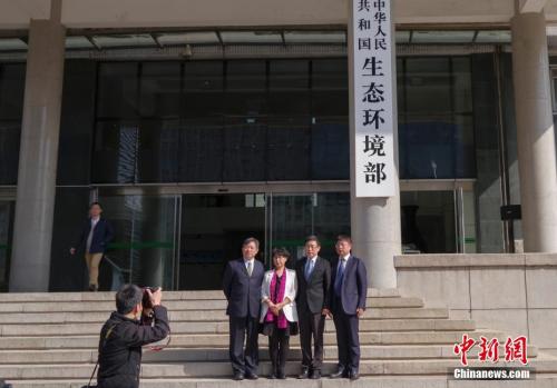 4月16日,新组建的中华人民共和国生态环境部在北京正式挂牌。图为民众与新牌合影。 <a target='_blank' href='http://www.chinanews.com/'>中新社</a>记者 贾天勇 摄