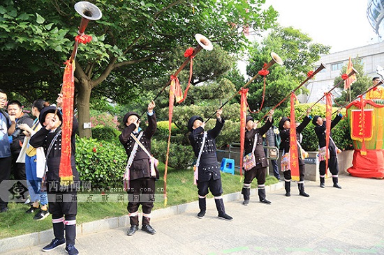 “壮族三月三·八桂嘉年华”大幕拉开 桂风壮韵醉游人(组图)