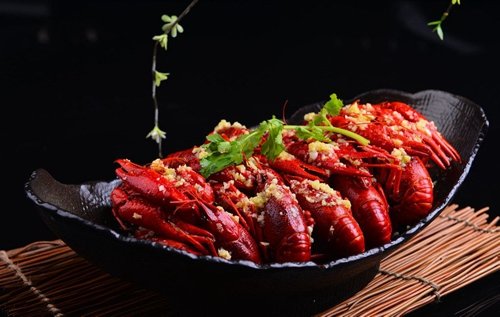 跨越速运提升冷链服务,保障小龙虾生鲜上市!