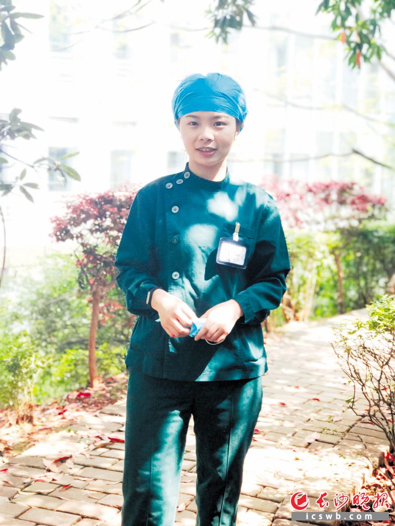 市中心医院护士沈丽芳昨日在公交车上紧急施救，成功挽救了一名病人的生命。 受访者供图