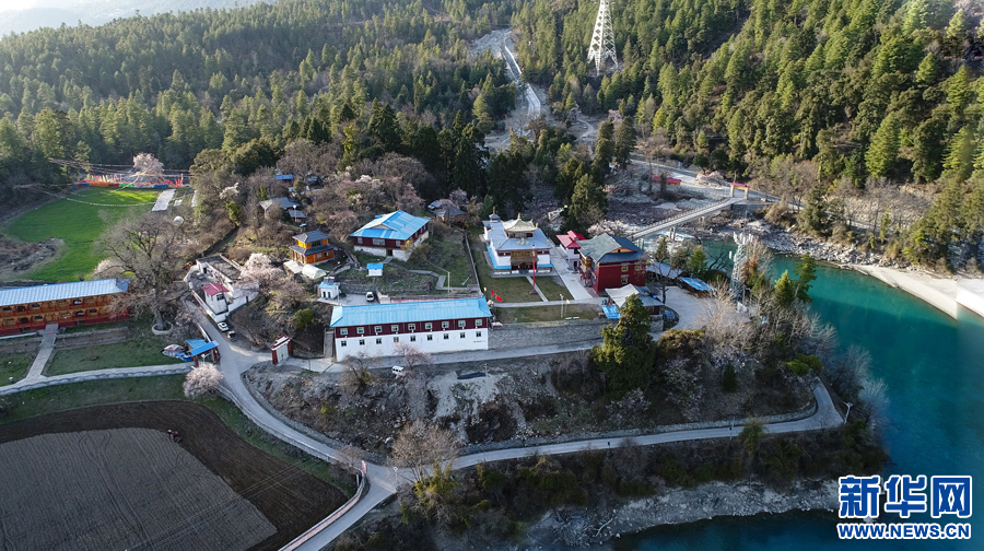 巴卡村地属西藏林芝市波密县古乡,位于帕隆藏布江南岸,与318国道