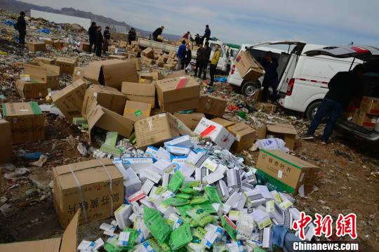 资料图：过期药品堆放在垃圾场，即将销毁。 刘文华 摄