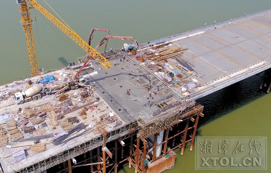昭山锚跨段混凝土浇筑现场。（本报记者 方阳 摄）