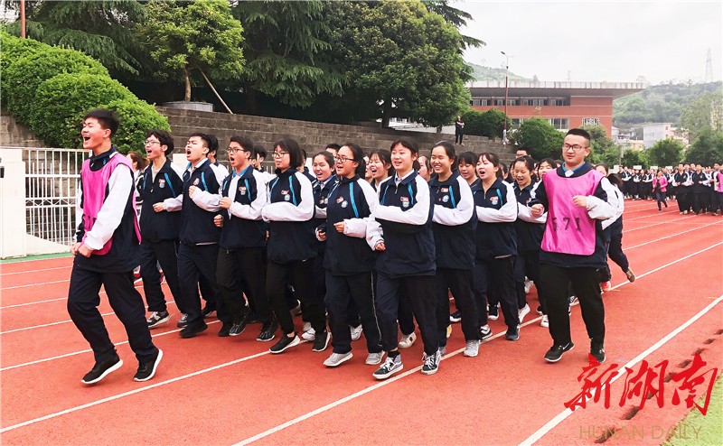 湘西州民族中学启动首次校园教学开放日活动 家长可推