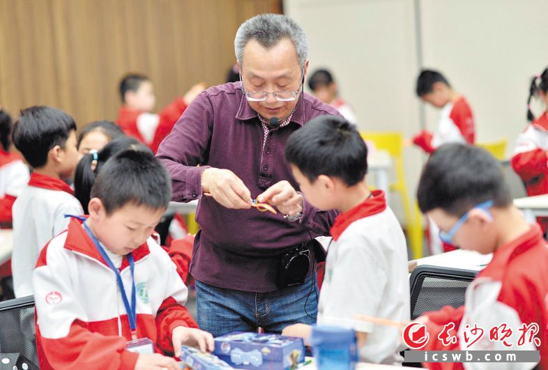 长沙创新教育专家谭迪熬在长沙博物馆给孩子们上博物创新课。长沙晚报记者 邹麟 摄