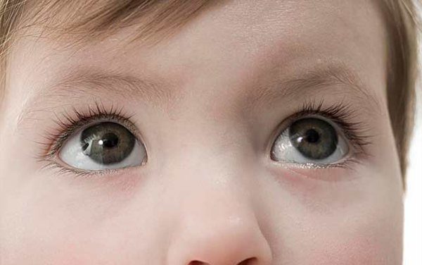 如果宝宝眼睛黑白分明,明亮有神,这说明宝宝健康状况良好.