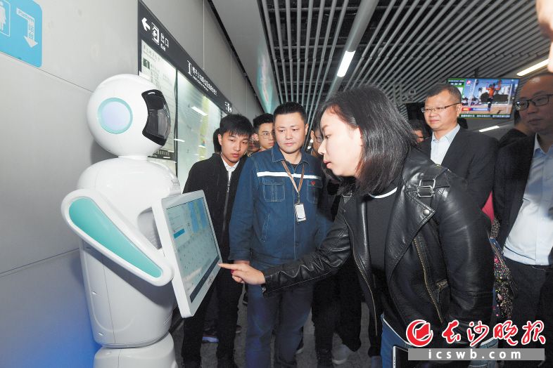 机器人“莱迪”正在为市民提供站内导航等咨询服务。