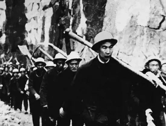 经过考察,调研和广泛征求群众意见,1960年2月11日,红旗渠工程正式开工