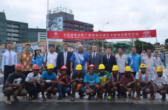 ▲中国援斐济斯丁森桥和瓦图瓦卡桥项目举行通车仪式。（商务部网站）