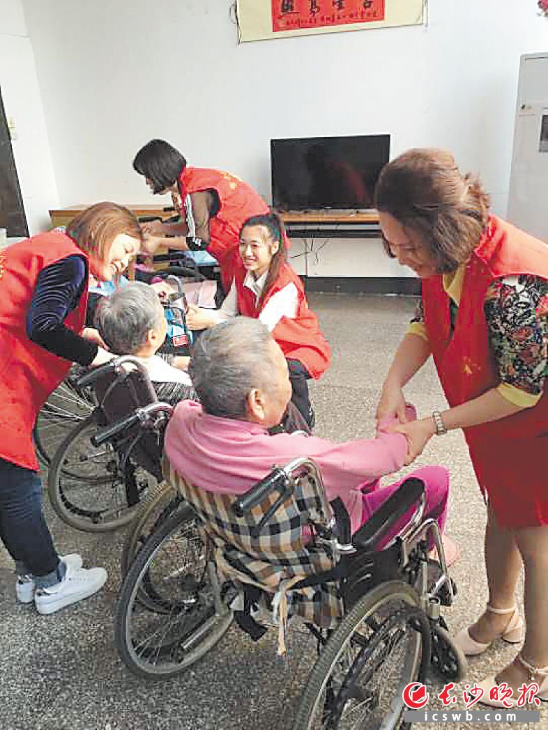 在常青树老年公寓，老人们享受到了无微不至的关爱。长沙晚报通讯员 彭斌松 摄