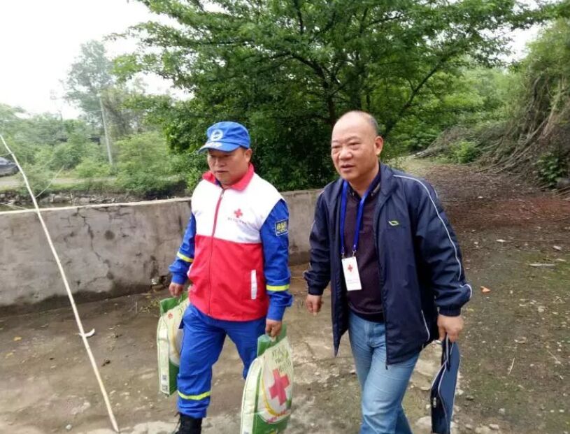 娄底：双峰县红十字会组织志愿者开展扶贫活动