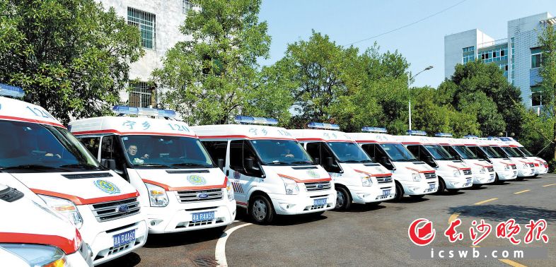 在宁乡市急救中心，具备综合救护功能的120救护车整装待发。 彭征宇 摄