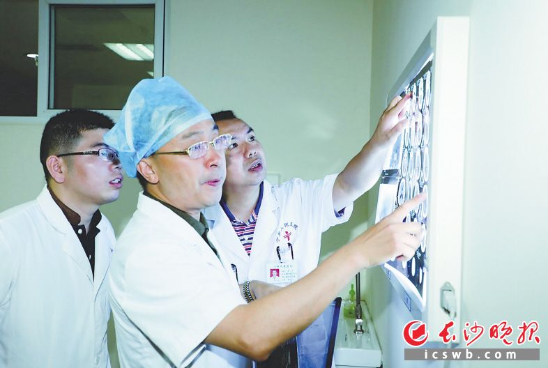 北京天坛医院神经外科专家来宁乡进行技术指导。资料图片