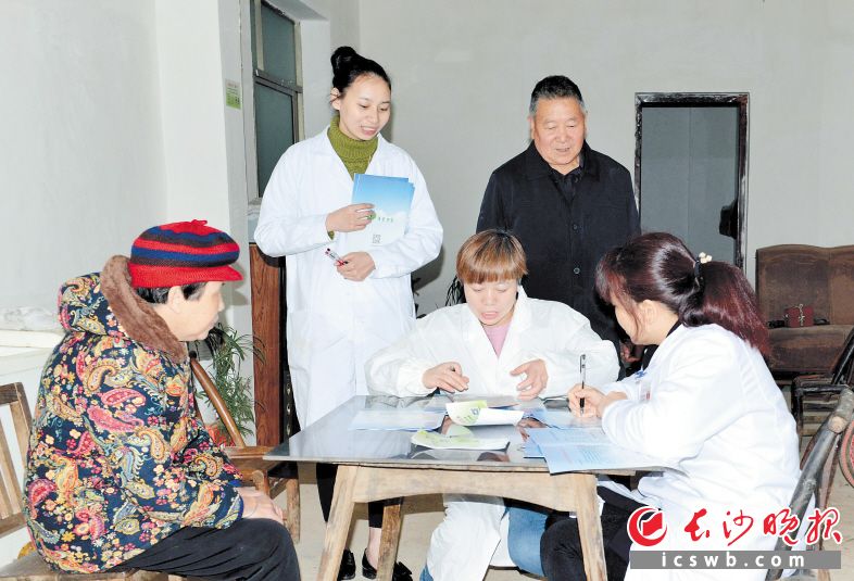 在宁乡市夏铎铺镇村民家中，家庭医生与村民签约。彭征宇 摄
