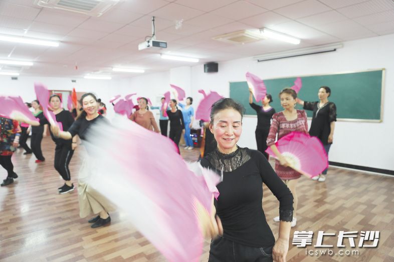 在浏阳市老年大学，学员们在练习舞蹈。 长沙晚报记者 颜开云 摄