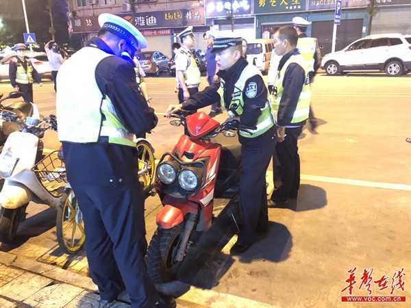 长沙县整治飙车党 一小时查处8台非法改装摩托车
