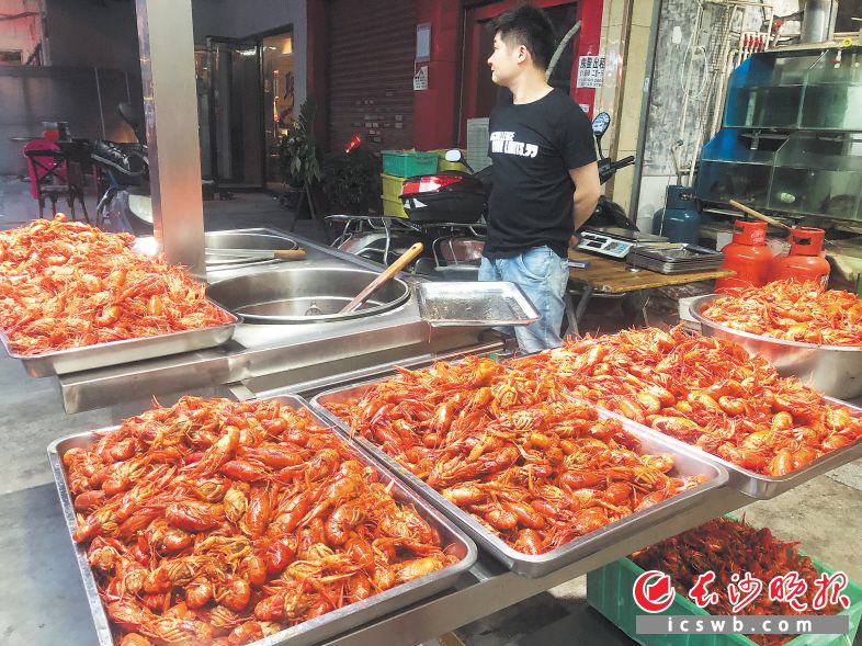 在长沙这家龙虾店,商家抛出“小龙虾48元一斤,买2斤送1斤”的优惠,吸引众多消费者就餐。长沙晚报记者 刘琼萍 摄