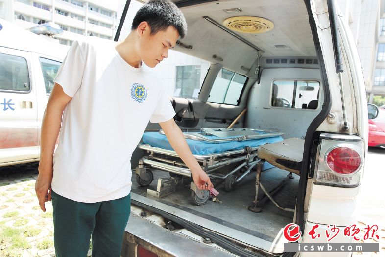 阳进说，他在救护车里的担架车下发现一叠遗失的现金。 长沙晚报通讯员 粟青梅 摄